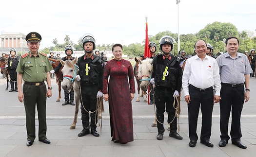 Thủ tướng Nguyễn Xuân Phúc và Chủ tịch Quốc hội Nguyễn Thị Kim Ngân dự buổi ra mắt lực lượng Cảnh sát cơ động kỵ binh