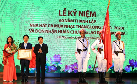 Hà Nội: Nhà hát Ca múa nhạc Thăng Long đón Huân chương Lao động hạng Ba