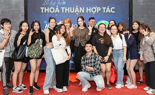 Lê Âu Ngân Anh thân thiết với các học trò