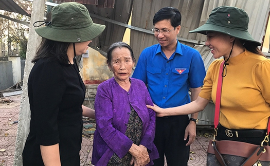 'Bà trùm Hoa hậu' Phạm Kim Dung cùng dàn hậu trao 20 triệu đồng cho mỗi hộ dân bị sập nhà ở Quảng Ngãi