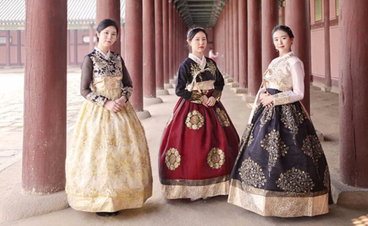 Ấn tượng những bộ Hanbok trong lòng thủy cung ở Hàn Quốc