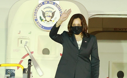 Phó Tổng thống Hoa Kỳ Kamala Harris đến Hà Nội, bắt đầu chuyến thăm Việt Nam