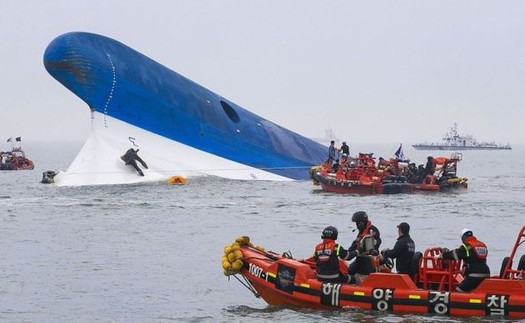 Thảm họa chìm phà Sewol ở Hàn Quốc: Di ảnh các nạn nhân được chuyển khỏi Gwanghwamun