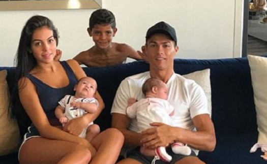 Thụ án treo giò, Cristiano Ronaldo dành trọn thời gian bên gia đình nhỏ