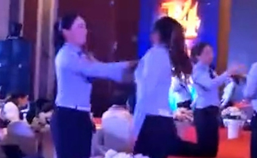 VIDEO: Bắt nhân viên tát thật lực vào mặt nhau trong tiệc liên hoan cuối năm