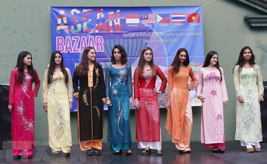 Áo dài Việt Nam tỏa sáng tại hội chợ Bazar các nước ASEAN ở Argentina