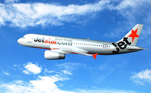 Một máy bay của Jetstar Pacific phải ở lại sân bay Đồng Hới nhiều giờ vì va vào chim