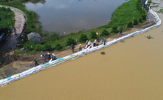 Chùm ảnh: Hàng trăm bộ đội và người dân cùng nhau hộ đê tả Bùi