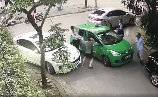 VIDEO: Cầm gạch đánh tài xế taxi toác đầu ở Mỹ Đình khiến cộng đồng mạng dậy sóng