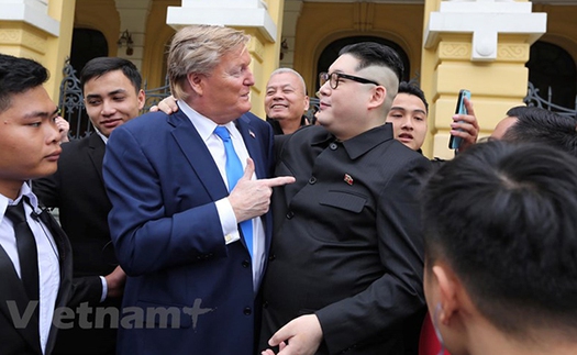 Chùm ảnh: Cặp đôi 'Trump- Kim Jong-un' tươi cười chụp ảnh cùng người dân Hà Nội