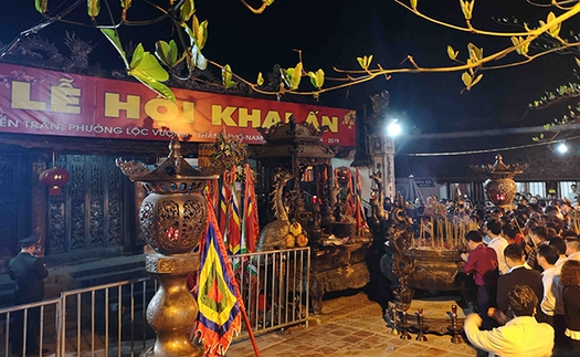 Không còn tình trạng 'tiền trao, ấn phát' tại đền Trần