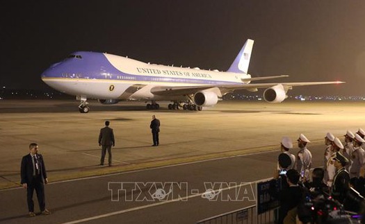 VIDEO: Lễ đón Tổng thống Mỹ Donald Trump tại Sân bay Nội Bài