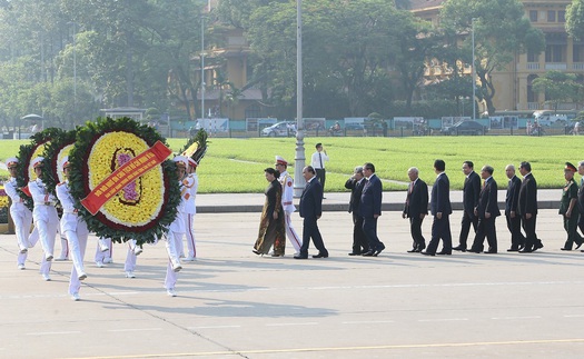 Kỷ niệm 129 năm Ngày sinh Chủ tịch Hồ Chí Minh: Lãnh đạo Đảng, Nhà nước vào Lăng viếng Bác