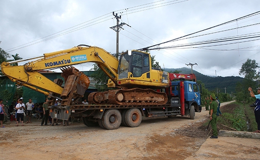 Vụ sạt lở tại Thủy điện Rào Trăng 3: Lên phương án phá nổ tảng đá khoảng 20 tấn án ngữ trên đường 71