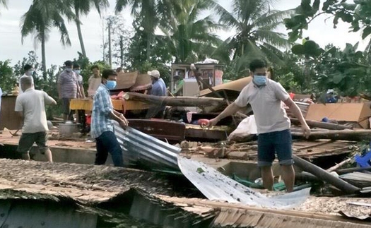 Mưa lớn kèm gió mạnh làm sập và tốc mái 75 căn nhà, một người tử vong