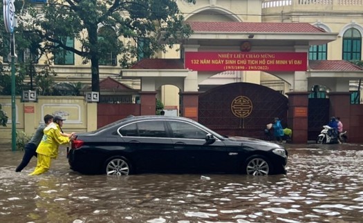 Hình ảnh ngập úng nhiều tuyến phố ở Thủ đô sau cơn mưa kéo dài