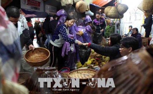 Hàng vạn người đội mưa về chợ Viềng họp phiên 'mua may, bán rủi'