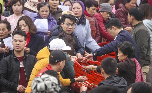 Hà Nội: Phóng sinh hơn 5 tấn cá xuống sông Hồng