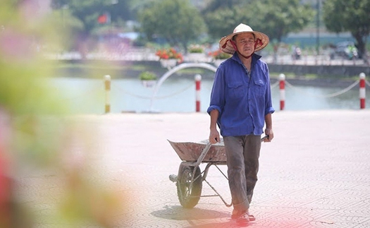 Công nhân 'phơi mình' dưới nắng 37 độ C, phố đi bộ Trịnh Công Sơn cận ngày khai trương