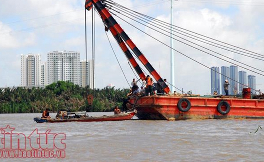 Tìm thấy 2 nạn nhân trong vụ chìm sà lan trên sông Sài Gòn