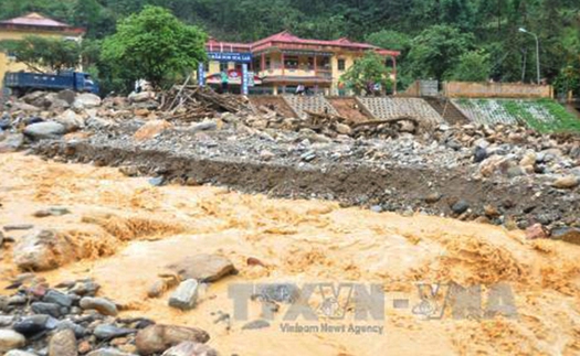 Mưa lớn ở Bắc và Trung Bộ, lũ trên các sông lên nhanh, cảnh báo sạt lở ở miền núi