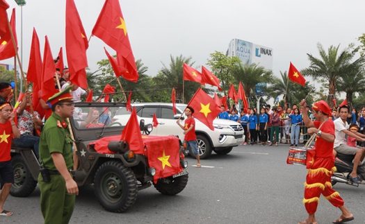 Cổ động viên hồi hộp chào đón U23 Việt Nam về nước