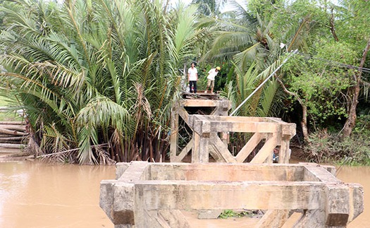 Sà lan làm sập cầu Sông Mã, thành phố Bến Tre