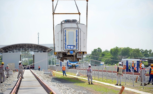 Cận cảnh đoàn tàu số 2 tuyến metro số 1 Bến Thành – Suối Tiên lên ray tại depot