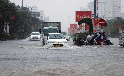 Mưa ngập phố Hải Phòng khiến 2 cháu bé thiệt mạng dưới hồ nước