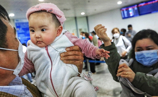 Hình ảnh niềm vui khôn xiết của 276 kiều bào từ Ukraine trở về nước vừa hạ cánh xuống Nội Bài