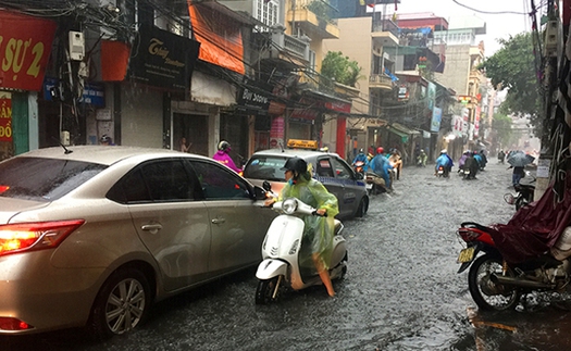 Hà Nội ngập bì bõm ngay trong cơn mưa lớn đầu mùa