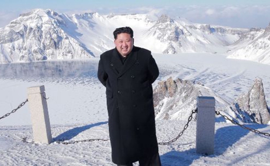 Ông Kim Jong-un leo núi thiêng Paektu mừng vụ phóng thử thành công tên lửa ICBM