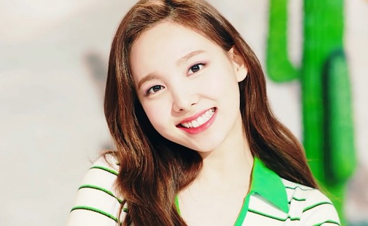 9 lần chị cả Nayeon Twice lệch tông dễ thương với cả nhóm