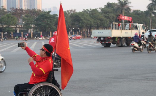 CĐV ngồi xe lăn vượt gần 50km đến Mỹ Đình xem tuyển Việt Nam đá giao hữu