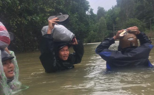 Cầu thủ ở miền Trung ‘thắt ruột” vì bão lũ