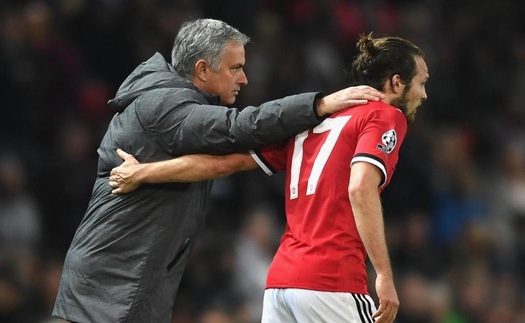 Mourinho 'mách nước', chỉ hướng sút để Blind đánh bại Svilar trên chấm 11m