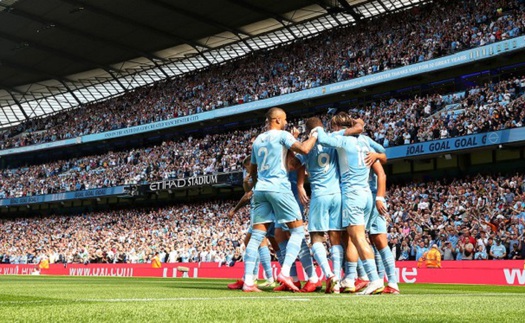 CĐV Arsenal quay sang ăn mừng, cổ vũ cho... Man City