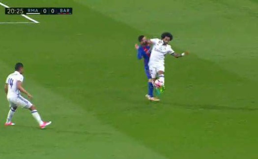 Cận cảnh Messi nằm sân, đổ máu sau pha va chạm với Marcelo