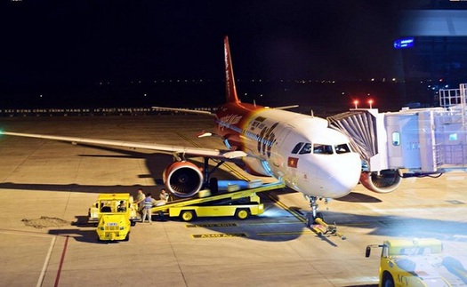 Máy bay Vietjet Air bong ốp cánh khi hạ cánh xuống sân bay Cát Bi