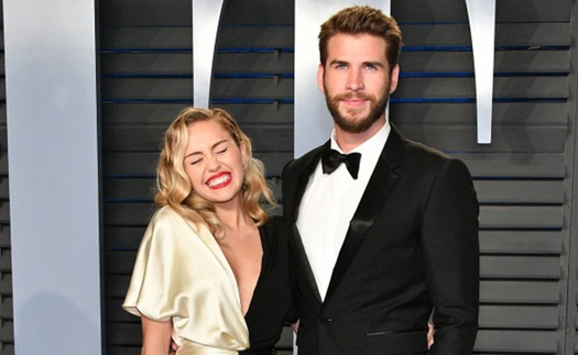 Miley Cyrus chia sẻ khoảnh khắc 'lầy lội' hiếm hoi với hôn phu Liam Hemsworth