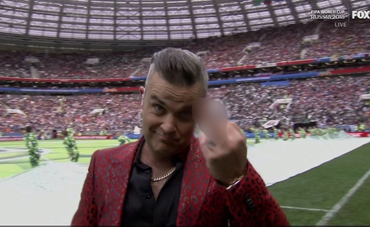 Robbie Williams gây phẫn nộ khi giơ 'ngón tay thối' trước ống kính truyền hình tại Lễ khai mạc World Cup