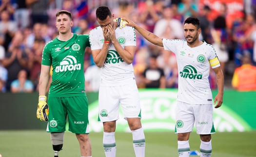 Xúc động hình ảnh thủ môn cụt chân của Chapecoense giao bóng trong trận đấu với Barcelona