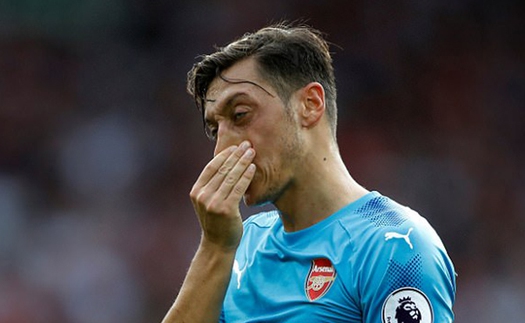 Huyền thoại Arsenal: 'Oezil thật nực cười, hãy ngừng nấp sau Sanchez và ký hợp đồng mới'