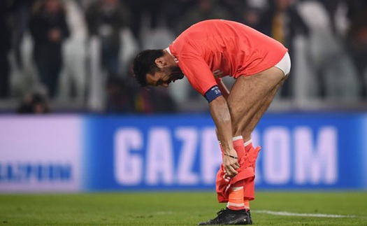 Buffon vô tư tụt quần ném lên khán đài, mặc quần lót trên sân