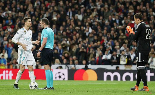 Ronaldo hành động chuyên nghiệp và cực điềm tĩnh trước khi sút penalty vào lưới Juventus