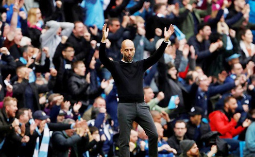 CĐV Man City tràn xuống sân chia vui với cầu thủ, Pep Guardiola nói gì?