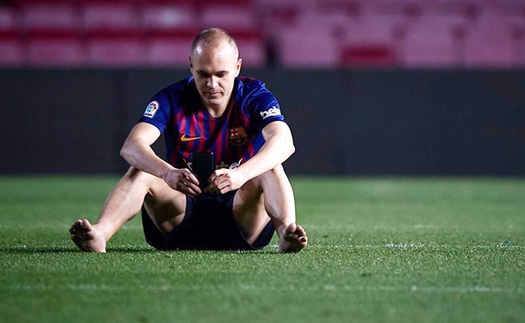 Fan Barca đau lòng, khóc nghẹn trước hình ảnh Iniesta chân trần ngồi đến 1h sáng ở Camp Nou