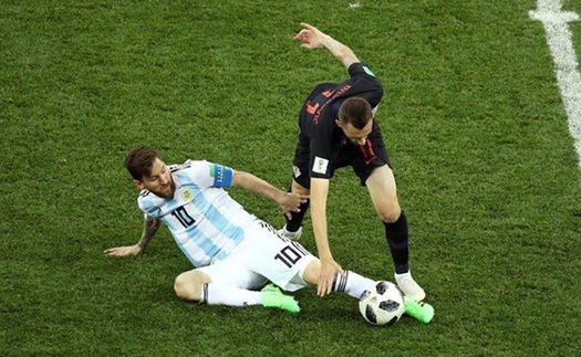 CĐV sốc vì hành vi nổi nóng, thái độ thiếu fair-play của Messi