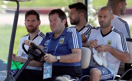 Sampaoli bị tước quyền lực, Messi và đồng đội tự chọn đội hình đá với Nigeria