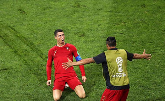 'Ronaldo là quái vật', 'Ronaldo là Thánh gánh team', 'Messi khốn khổ chạy theo Ronaldo'